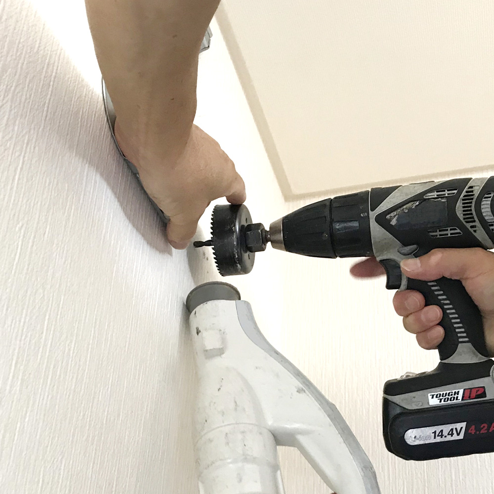 壁の穴あけ